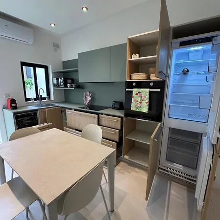 In A New Bright 3-bedroom Σλιέμα