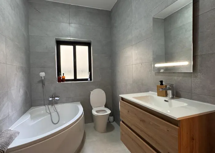 In A New Bright 3-bedroom